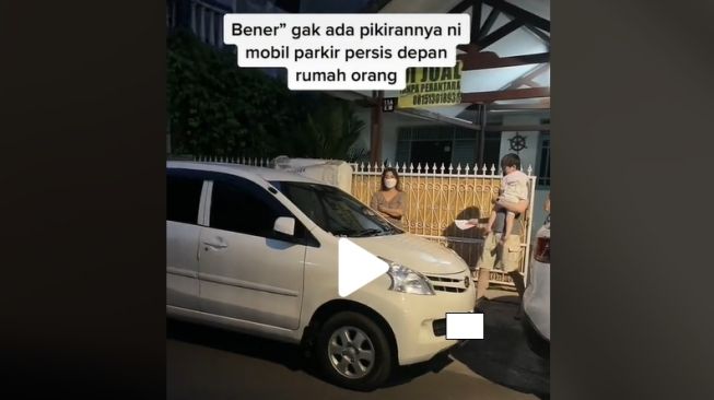 Daihatsu Xenia Tak Bertuan Parkir Semena-mena Depan Rumah yang Dijual, Publik Geram