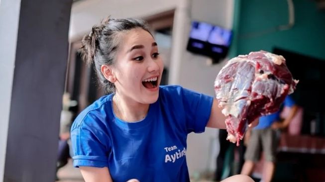 Momen Ayu Ting Ting ikut potong daging kurban (Instagram/@ayutingting92)