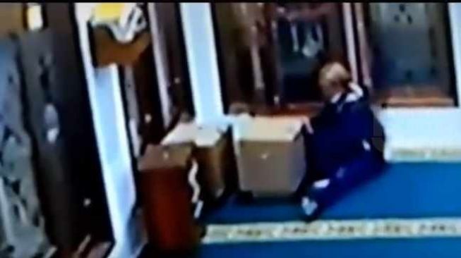 Detik-detik Rekaman CCTV Pria Garong Kotak Amal Masjid di Malang