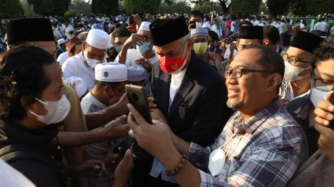 Diserbu Warga Minta Salaman dan Berswafoto, Ini Gaya Ganjar Pranowo Salat Idul Adha di Simpang Lima Semarang