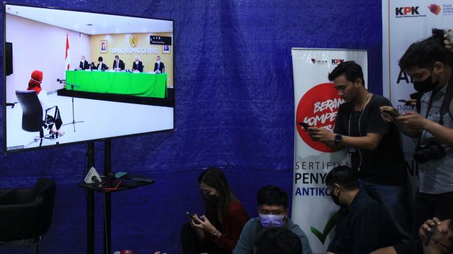 Wartawan menyimak sidang etik Wakil Ketua KPK Lili Pintauli Siregar melalui televisi yang dipasang di Gedung Pusat Edukasi Antikorupsi (ACLC) KPK, Jakarta, Senin (11/7/2022).  ANTARA FOTO/Reno Esnir