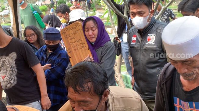 Suasana pemakaman Rini S Bon Bon di pemakaman di TPU Kawi Kawi, Jakarta, Senin (11/7/2022) [Suara.com/Adiyoga Priyambodo].