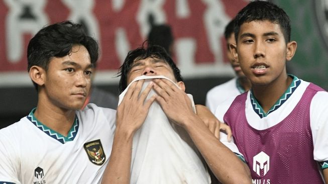 Pesepakbola Timnas Indonesia U-19, Zanadin Fariz (tengah) menangis usai timnya tersingkir di fase grup Piala AFF U-19 2022. [ANTARA FOTO/ Fakhri Hermansyah]