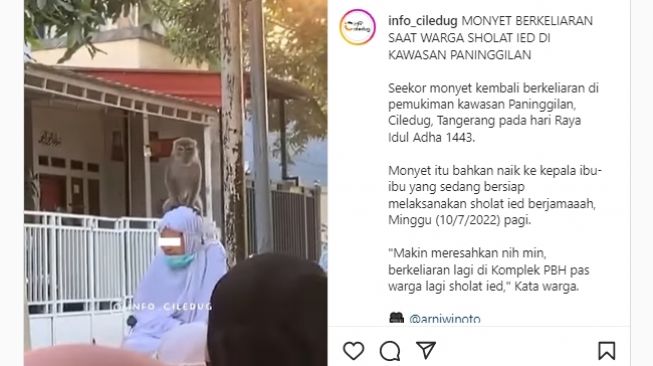 Seekor monyet terekam naik dan duduk di atas kepala jemaah perempuan yang akan salat Idul Adha di kawasan Paninggilan, Ciledug, Tangerang pada Minggu (10/7/2022). (Instagram/@info_ciledug)