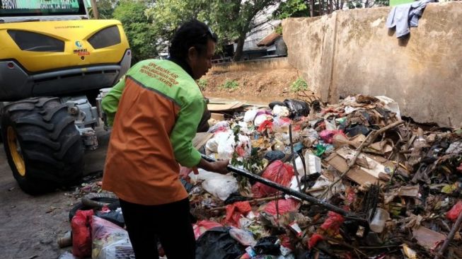 Diduga Keracunan Limbah Jeroan Hewan Kurban, Ribuan Ikan di Kali Baru Ditemukan Mati