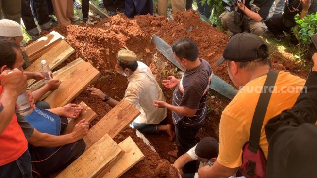 Proses pemakaman Rini S Bon Bon di TPU Kawi-Kawi di kawasan Johar Baru, Jakarta Pusat, Senin (11/7/2022). [Adiyoga Priyambodo/Suara.com]