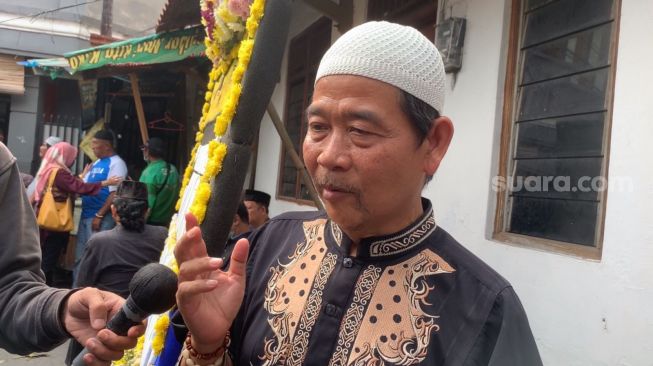 Komedian Qubil AJ di rumah duka Rini S Bon Bon di kawasan Kramat Lontar, Jakarta Pusat, Senin (11/7/2022). [Adiyoga Priyambodo/Suara.com]