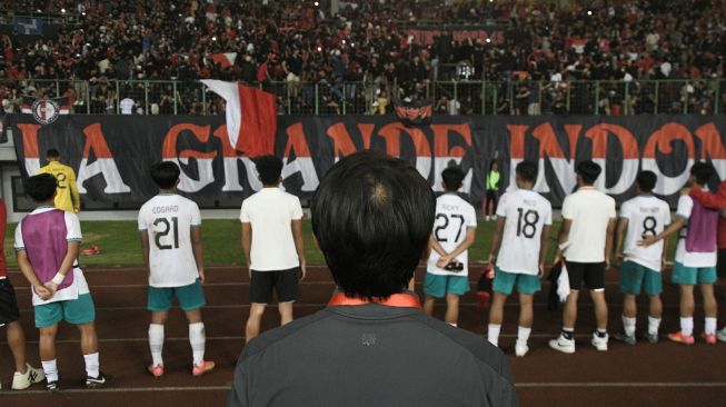 Pelatih kepala Shin Tae-Yong (tengah) bersama sejumlah pesepak bola Tim Nasional Indonesia U-19 menyapa suporter usai pertandingan melawan tim Nasional Myanmar U-19 (kanan) dalam laga penyisihan Grup Piala AFF U19 2022 di Stadion Patriot Chandrabhaga, Bekasi, Jawa Barat, Minggu (10/7/2022). Indonesia menang 5-1 dan gagal melaju ke semifinal piala AFF U19. ANTARA FOTO/ Fakhri Hermansyah/hp.