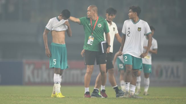 Sejumlah pemain Indonesia U-19 meluapkan kekecewaannya usai laga penyisihan grup Piala AFF U-19 melawan Myanmar U19 di Stadion Patriot Candrabhaga, Bekasi, Jawa Barat, Minggu (10/7/2022).  ANTARA FOTO/Akbar Nugroho Gumay