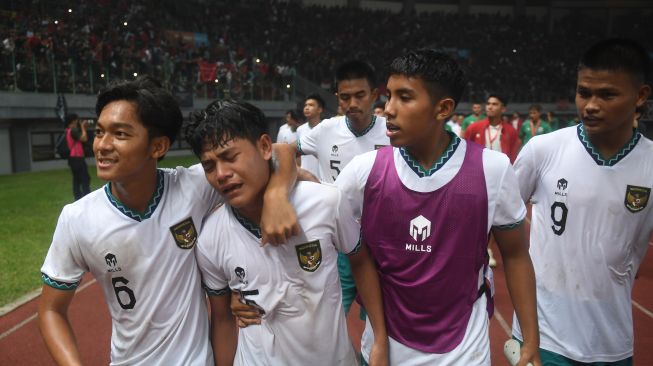 Sujumlah pemain Indonesia U19 meluapkan kekecewaannya usai laga penyisihan grup Piala AFF U-19 melawan Myanmar U.19, di Stadion Patriot Candrabhaga, Bekasi, Jawa Barat, Minggu (10/7/2022). Meskipun menang dengan skor 5-1, Indonesia U-19 tetap tersingkir dari Piala AFF U19. ANTARA FOTO/Akbar Nugroho Gumay/hp.