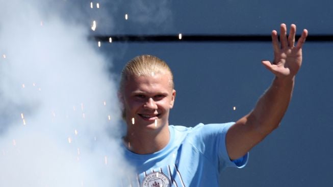 Pesepak boal Manchester City Erling Braut Haaland saat acara perkenalanya kepada publik, di ruang pers  Etihad Stadium. Manchester, Inggris, Minggu (10/7/2022).   [AFP Photo]
