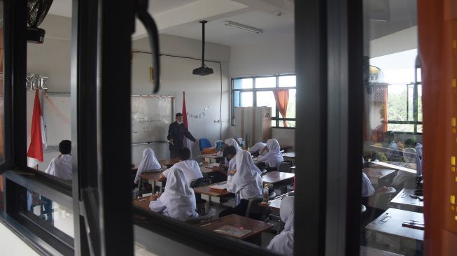 Sejumlah siswa mengikuti kegiatan belajar di SMPN 242 Jakarta, Senin (11/7/2022).  ANTARA FOTO/Indrianto Eko Suwarso