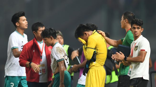 Sejumlah pemain Indonesia U-19 meluapkan kekecewaannya usai laga penyisihan grup Piala AFF U-19 melawan Myanmar U19 di Stadion Patriot Candrabhaga, Bekasi, Jawa Barat, Minggu (10/7/2022).  ANTARA FOTO/Akbar Nugroho Gumay