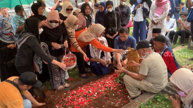 Pemakaman Rini S Bon Bon di TPU Kawi-Kawi di kawasan Johar Baru, Jakarta Pusat, Senin (11/7/2022). [Adiyoga Priyambodo/Suara.com]