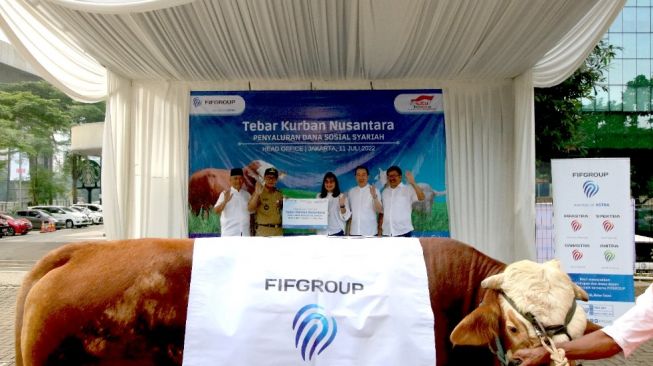 FIFGROUP Tebar Kurban 3 Sapi dan  363 Kambing di 235 Titik di Seluruh Indonesia