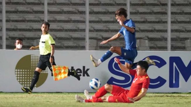 Timnas Thailand vs Vietnam dalam matchday kelima atau terakhir Grup A Piala AFF U-19 2022. Laga berakhir 1-1 yang memastikan kedua tim melaju ke semifinal sekaligus membuat timnas Indonesia U-19 selaku tuan rumah tersingkir di fase grup. [AFF]