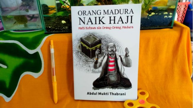 Ulasan Buku Orang Madura Naik Haji, Kisah Orang Madura Patuh kepada Kiai