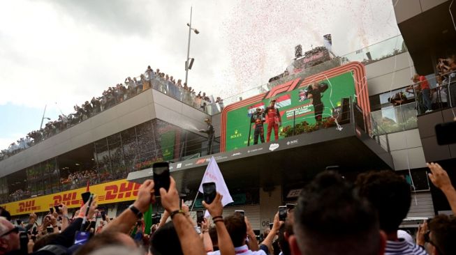 Pebalap Ferrari Charles Leclerc, Max Verstappen (Red Bull) dan Lewis Hamilton (Mercedes) di podium Grand Prix Austria, Red Bull Ring, Spielberg, Austria. (10/7/2022). [AFP]