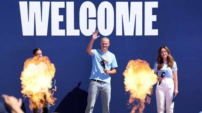 Pesepak boal Manchester City Erling Braut Haaland saat acara perkenalanya kepada publik, di ruang pers  Etihad Stadium. Manchester, Inggris, Minggu (10/7/2022).   [AFP Photo]