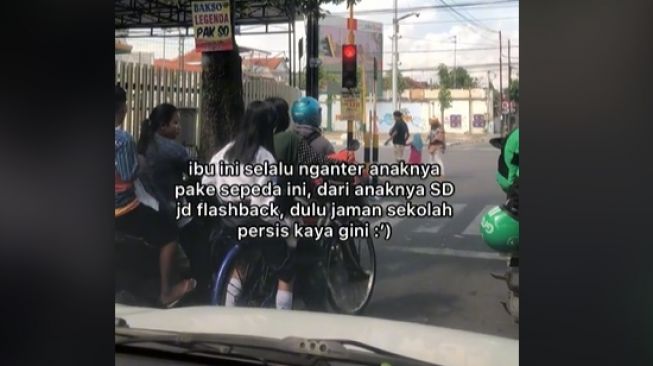 Viral Emak-Emak Naik Sepeda Bikin Pemobil Terkenang Masa Sekolah, Publik Serasa Flashback