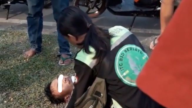 Pria Jatuh dari Motor Diduga Akibat Kelelahan, Malah Mengamuk hingga Hampir Cakar Warga yang Menolong