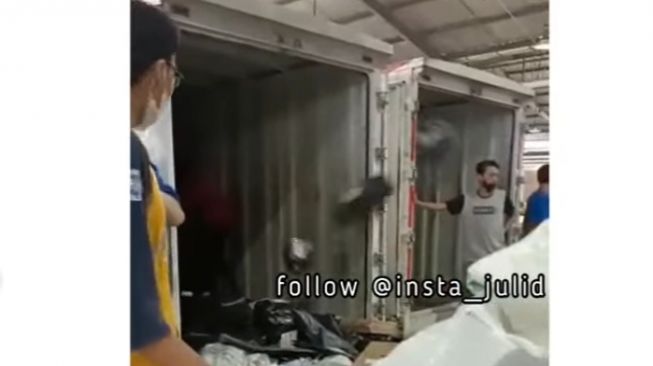 Video Viral Karyawan Ekspedisi Secara Kasar Lempar Paket Barang Konsumen, Publik Murka!