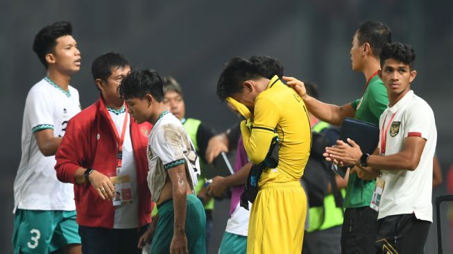 Sujumlah pemain Indonesia U-19 meluapkan kekecewaannya usai laga penyisihan grup Piala AFF U-19 melawan Myanmar U19 di Stadion Patriot Candrabhaga, Bekasi, Jawa Barat, Minggu (10/7/2022). Meskipun menang dengan skor 5-1, Indonesia U-19 tetap tersingkir dari Piala AFF U-19. ANTARA FOTO/Akbar Nugroho Gumay/hp.