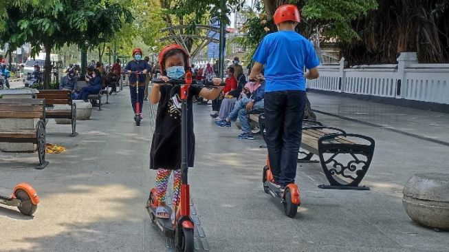 Ini Perbedaan Skuter Listrik, Sepeda Listrik dan Motor Listrik