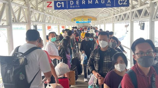 Oknum Terobos Antrian Saat Penumpang Membludak di Pelabuhan Batam Center, DPRD: Petugas Imigrasi Tak Tanggap