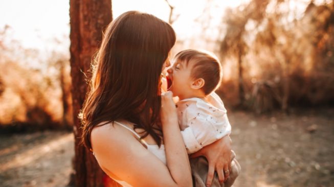 Suami Tega Usir Istri Gegara Tak Betah Dengar Anak Rewel: Padahal Hujan, Anak Cuma Pakai Kaos dan Pampers