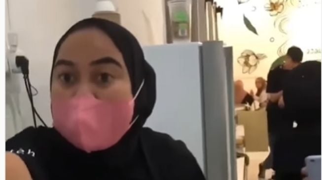 Viral, Oknum Karyawan Es Teh Indonesia Lempar Gelas Plastik Sampai Bentak-bentak Pembeli