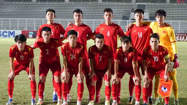 Timnas Vietnam U-19 lolos ke semifinal Piala AFF U-19 2022 setelah menahan imbang Thailand 1-1 pada matchday terakhir Grup A di Stadion Madya, Senayan, Jakarta, Minggu (10/7/2022). [VFF]