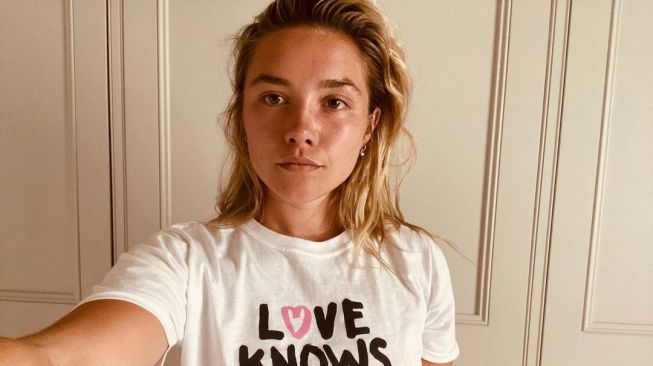 Aktris Marvel Florence Pugh Kenakan Dress Kontroversial di Fashion Show Valentino