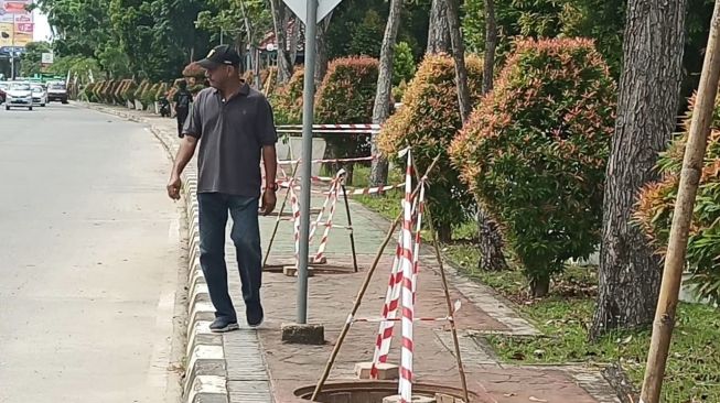 Bahayakan Pejalan Kaki, Enam Lubang Drainase di Trotoar Depan DPRD Batam Dibiarkan Ternganga, DBMSDA: Penutupnya Dicuri