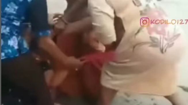 Video Viral Dua Emak-emak Berkelahi, Tarik Celana Dalam Merah Lawannya hingga Lepas