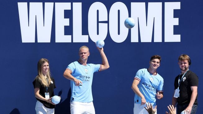 Pesepak boal Manchester City Erling Braut Haaland saat acara perkenalanya kepada publik, di ruang pers  Etihad Stadium. Manchester, Inggris, Minggu (10/7/2022).   [AFP Photo]