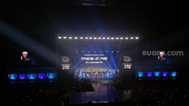 Konser The Boyz di Tennis Indoor Senayan, Jakarta, Senin (11/7/2022) [Suara.com/Rena Pangesti]