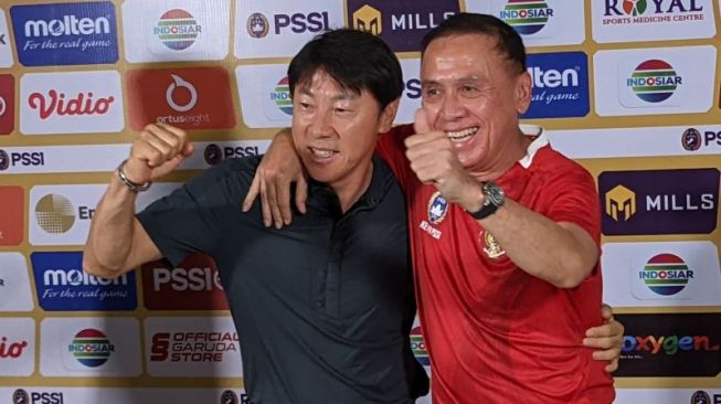 PSSI General Chair Mochamad Iriawan (right) embraces Indonesia U-19 national team coach Shin Tae-yong after a press conference session at Patriot Candrabhaga Stadium, Bekasi, Sunday (10/7/2022).  Iriawan emphasized that Shin's position as coach of the Indonesian U-19 national team remained safe despite failing to bring his foster children to the semifinals of the 2022 AFF U-19 Cup. (Michael Siahaan)