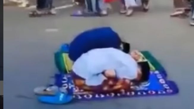 Dua Pemuda Tidur Pulas dalam Posisi Sujud di Tengah Jalan saat Salat Idul Adha, Jemaah Lain Sudah Pulang