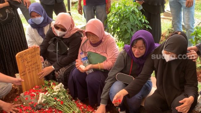 Suasana pemakaman Rini S Bon Bon di pemakaman di TPU Kawi Kawi, Jakarta, Senin (11/7/2022) [Suara.com/Adiyoga Priyambodo].