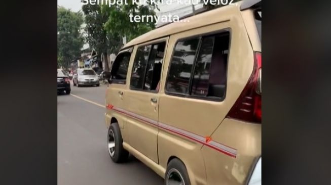 Toyota Veloz dengan tampilan sedikit nyeleneh, kepalanya menggunakan Suzuki Carry (TikTok)