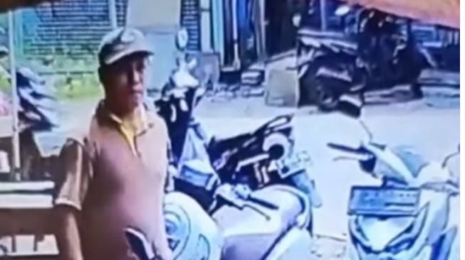 Terduga pelaku pencurian HP terekam kamera CCTV (Instagram/ @abouttng_official).