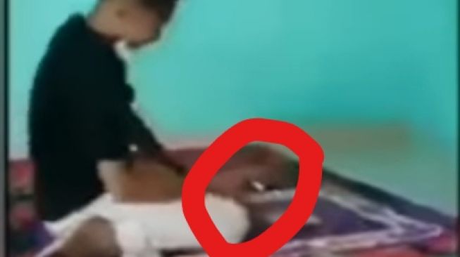 Viral, Beredar Video Seorang Pemuda Diduga Mempermainkan Salat, Bergurau dan Merokok