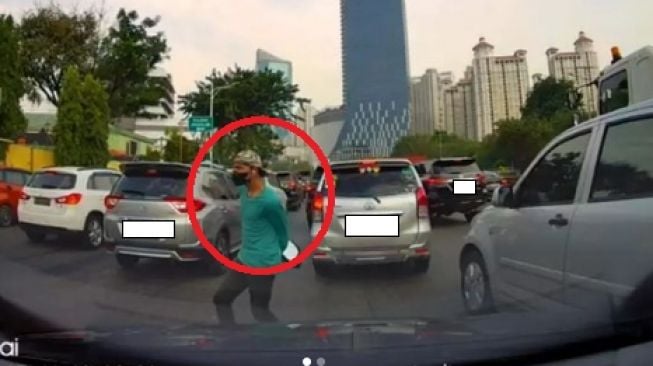 Aksi Nekat Pria Curi Spion Mobil di Siang Bolong Saat Kemacetan Lalu Lintas, Hanya Hitungan Detik Saja