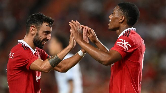 Penyerang Manchester United, Anthony Martial (kanan) merayakan golnya ke gawang Liverpool pada laga pramusim di Stadion Rajamangala, Bangkok, Thailand, Selasa (12/7/2022) malam WIB. [MANAN VATSYAYANA / AFP]