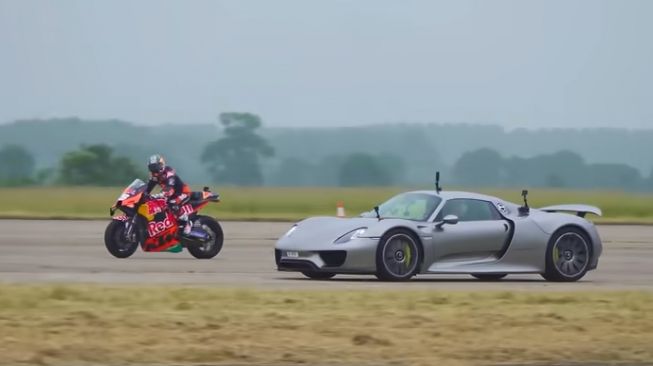 Adu Kencang Drag Race Motor MotoGP yang Dikendarai Dani Pedrosa vs Porsche 918 Spyder, Siapakah Pemenangnya?