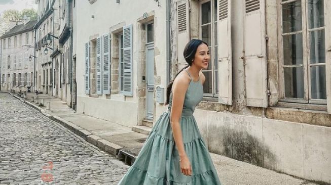 Anya Geraldine Pakai Gaun Backless, Penampilannya Bikin Salah Fokus