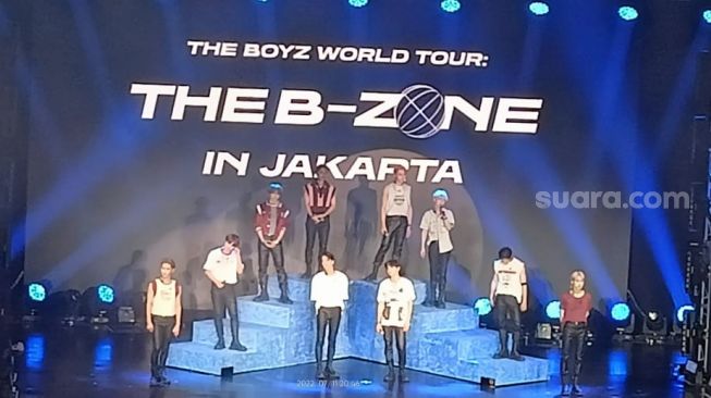 Konser The Boyz di Tennis Indoor Senayan, Jakarta, Senin (11/7/2022) [Suara.com/Rena Pangesti]