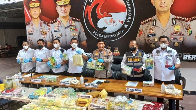 Polisi Ungkap Pengedar Sabu Jaringan Malaysia - Jakarta, Modus Pengiriman Pakai Alphard hingga Diisi Orang Sakit