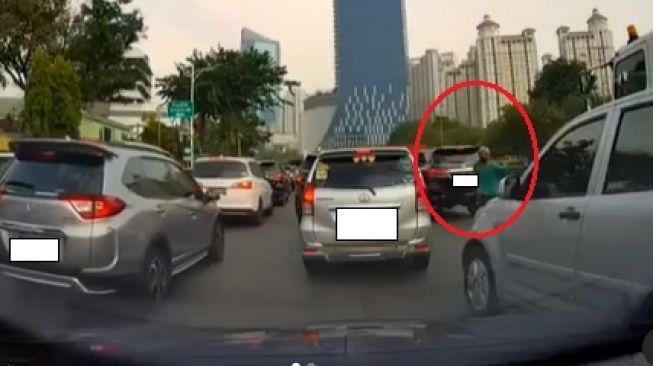 Pelaku pencurian spion mobil di siang bolong terekam kamera dashcam (Instagram)